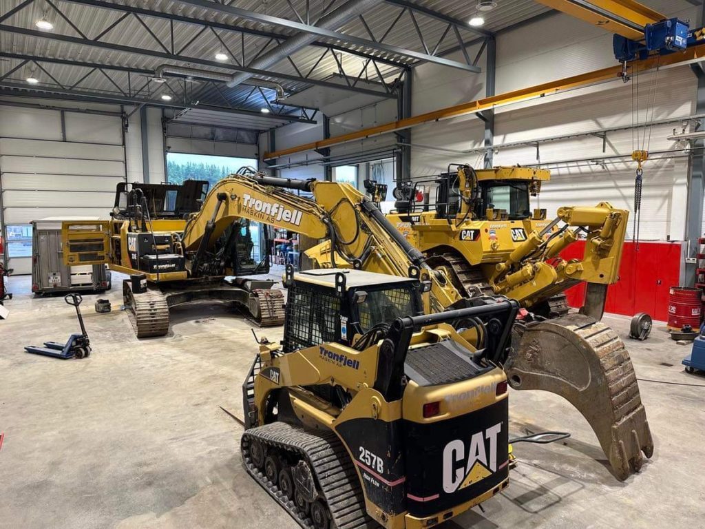 ulike maskiner står inne på et verksted